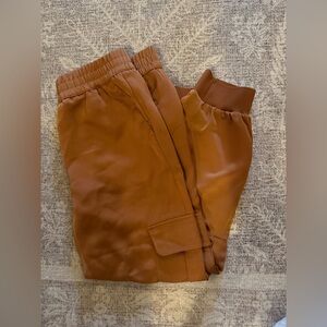 NWT Banana Republic bronze cargo joggers.